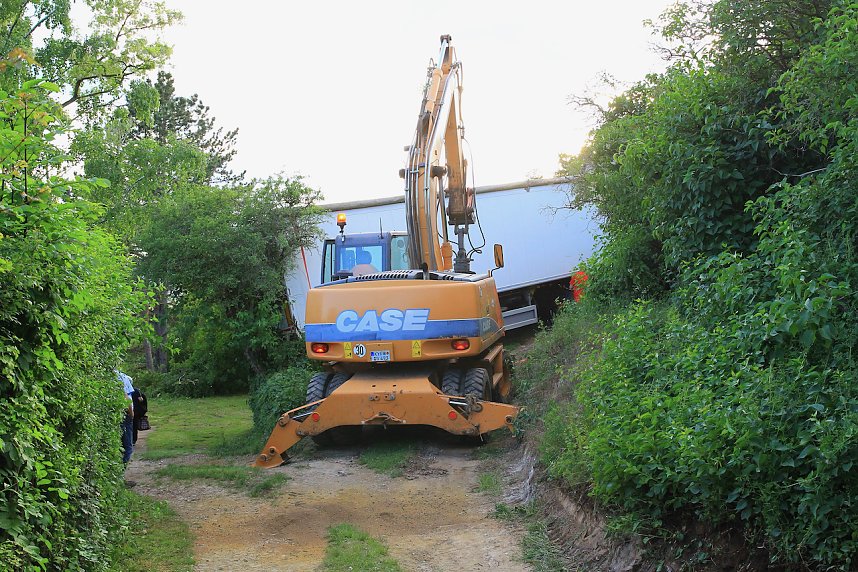 Lkw auf Abwegen im Kyffh&auml;userkreis