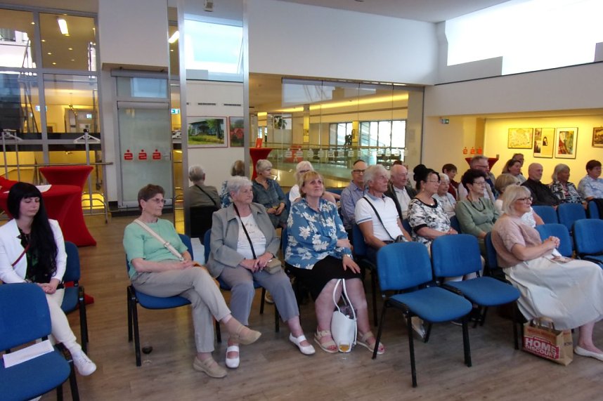 Zum 90. Geburtstag - Neue Ausstellung in der Sparkasse erinnert an Sarah Kirsch