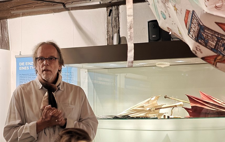 J&uuml;rgen Rennebach er&ouml;ffnete die Vernissage