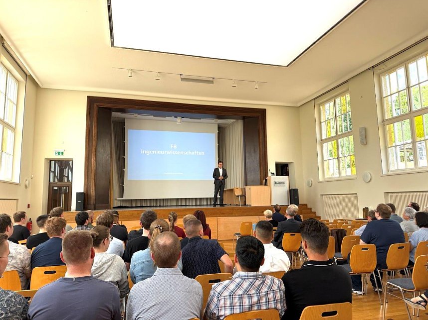 Mit einer feierlichen Veranstaltung im Audimax verabschiedete sich die Hochschule Nordhausen von Prof. Dr.-Ing. Folker Fl&uuml;ggen, der &uuml;ber ein Jahrzehnt den Fachbereich Ingenieurwissenschaften mitpr&auml;gte.