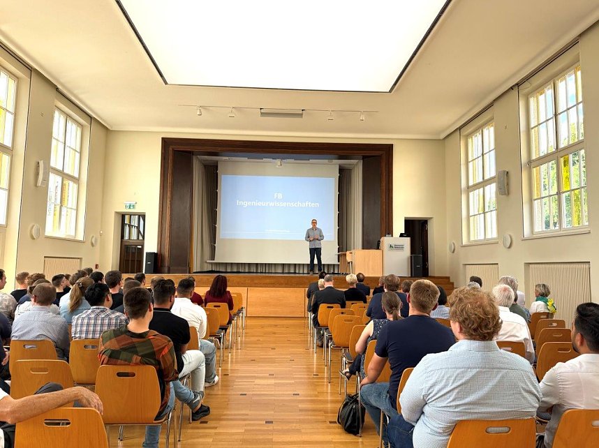 Mit einer feierlichen Veranstaltung im Audimax verabschiedete sich die Hochschule Nordhausen von Prof. Dr.-Ing. Folker Fl&uuml;ggen, der &uuml;ber ein Jahrzehnt den Fachbereich Ingenieurwissenschaften mitpr&auml;gte.