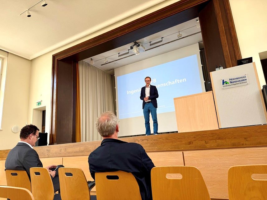 Mit einer feierlichen Veranstaltung im Audimax verabschiedete sich die Hochschule Nordhausen von Prof. Dr.-Ing. Folker Fl&uuml;ggen, der &uuml;ber ein Jahrzehnt den Fachbereich Ingenieurwissenschaften mitpr&auml;gte.