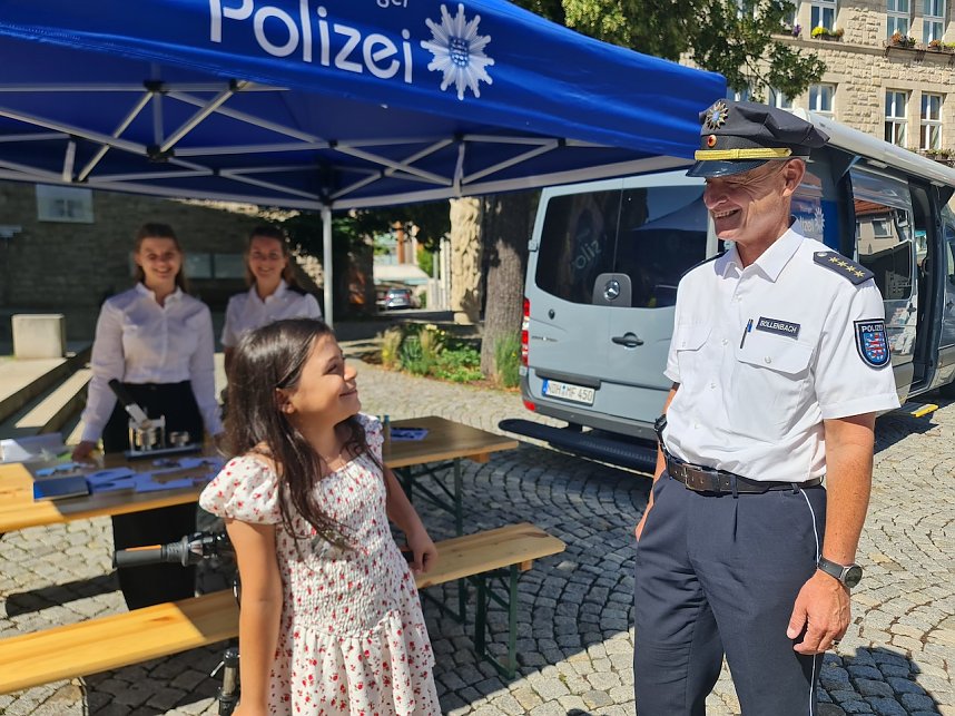 Polizei zum Anfassen und Kaffee auf dem Nordh&auml;user Marktplatz