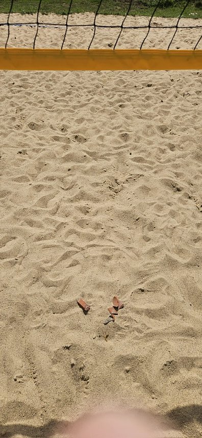 Gebrochene Ziegel auf dem Volleyballfeld