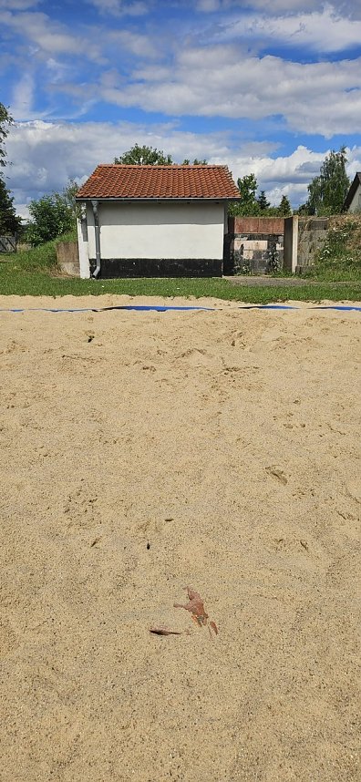 Gebrochene Ziegel auf dem Volleyballfeld
