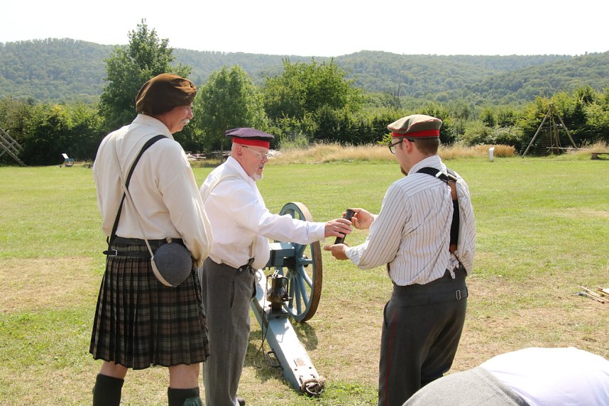 Kanonendonner auf der Pfalz Tilleda