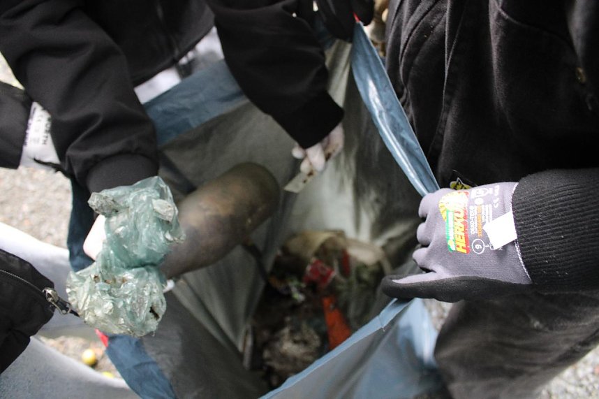 Zwei Klassen der Regelschule K&auml;the Kollwitz halfen beim aufr&auml;umen zum World Clean Up Day