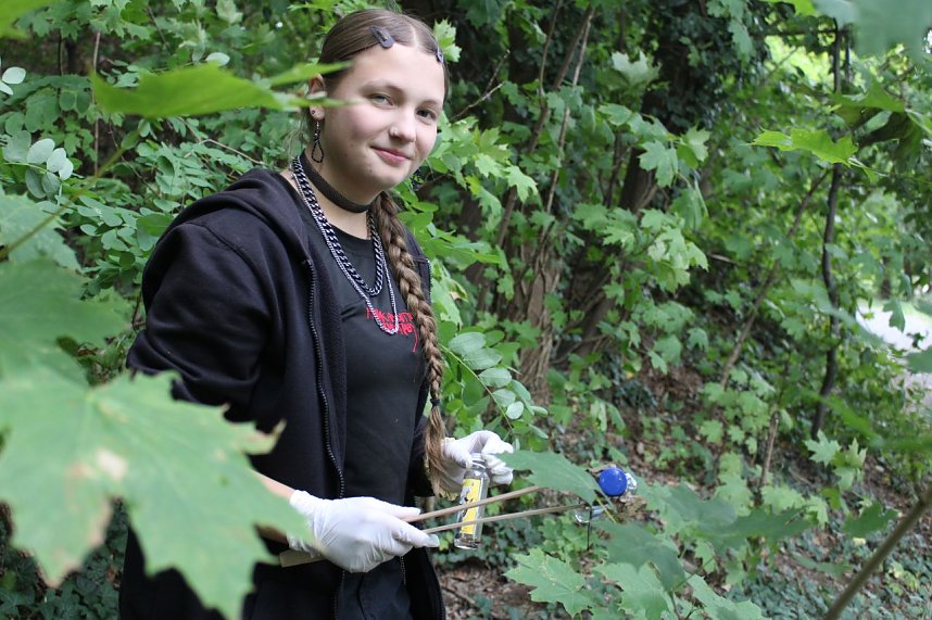 Zwei Klassen der Regelschule K&auml;the Kollwitz halfen beim aufr&auml;umen zum World Clean Up Day