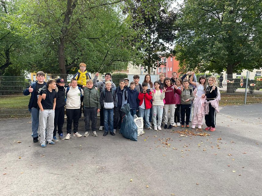 Zwei Klassen der Regelschule K&auml;the Kollwitz halfen beim aufr&auml;umen zum World Clean Up Day