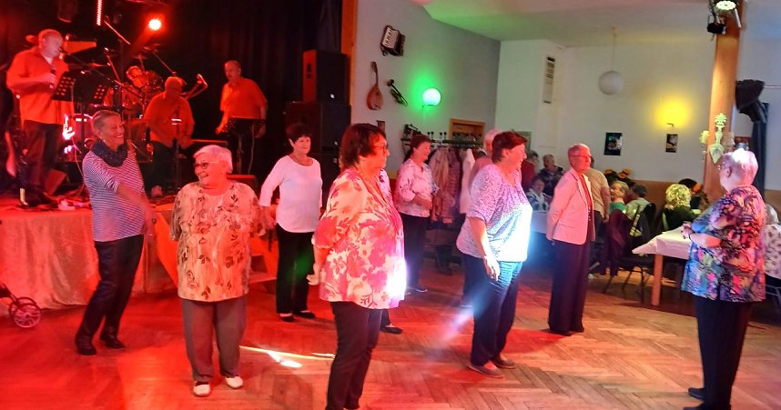 Seniorenfeier im Sachswerfer Handwagen