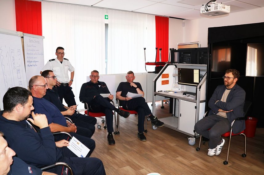 Die Einsatzkr&auml;fte der Feuerwehr zu Gast beim BBZ