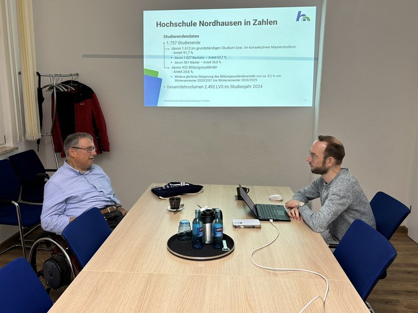  Perspektivwechsel hautnah: Prof. Dr. J&ouml;rg Wagner und Dirk Hamel erlebten beim Aktionstag Schichtwechsel die Arbeitswelt des jeweils anderen.