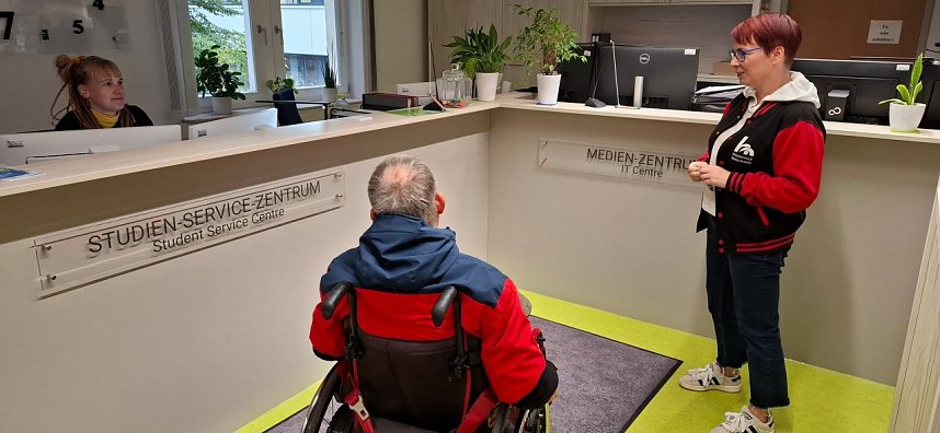  Perspektivwechsel hautnah: Prof. Dr. J&ouml;rg Wagner und Dirk Hamel erlebten beim Aktionstag Schichtwechsel die Arbeitswelt des jeweils anderen.