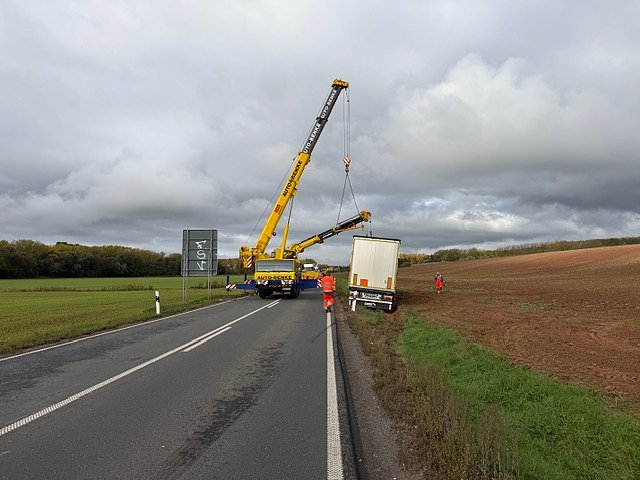 Bergungsarbeiten an der Unfallstelle auf der B243