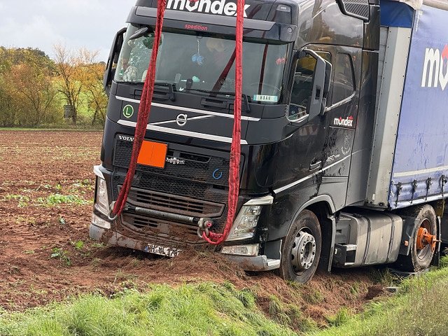 Bergungsarbeiten an der Unfallstelle auf der B243