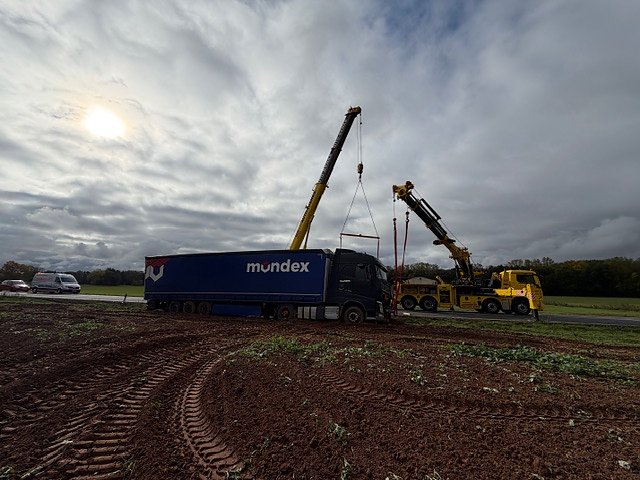 Bergungsarbeiten an der Unfallstelle auf der B243