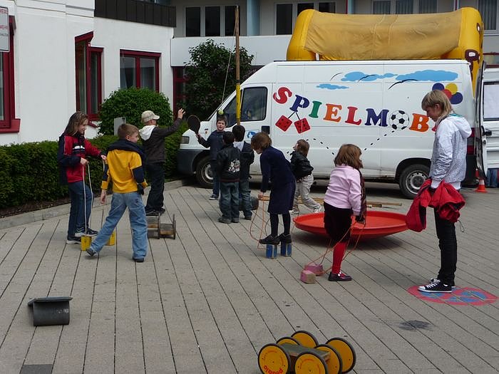 Kindertags-Feier auf dem Parkplatz