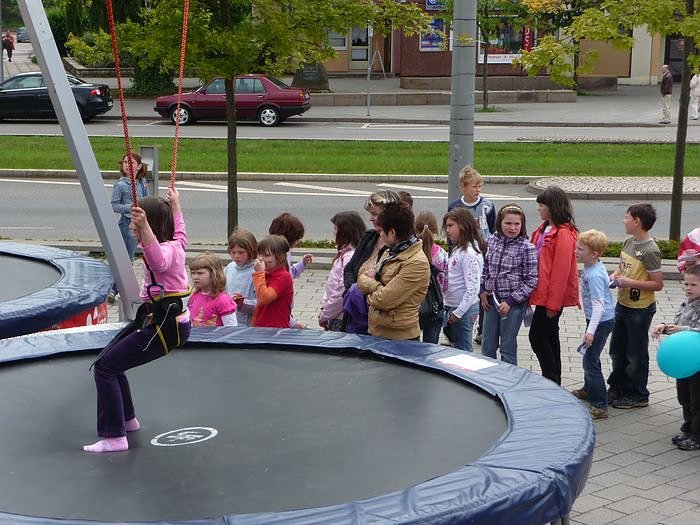 Kindertags-Feier auf dem Parkplatz