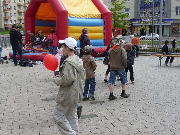 Kindertags-Feier auf dem Parkplatz