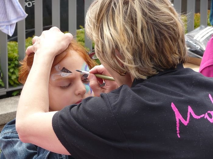 Kindertags-Feier auf dem Parkplatz