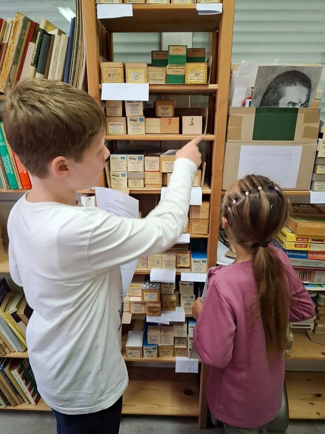 Die dritten Klassen der Grundschule K&auml;the-Kollwitz zu Gast im Schulmuseum