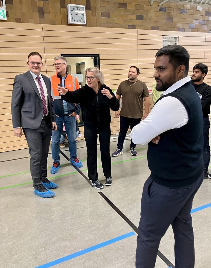 Internationale Studierende und Unternehmensvertreter vernetzen sich beim Cricket-Spiel