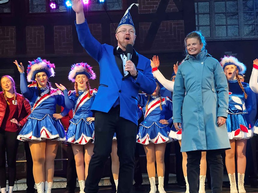 Schl&uuml;ssel&uuml;bergabe am Nordh&auml;user Rathaus