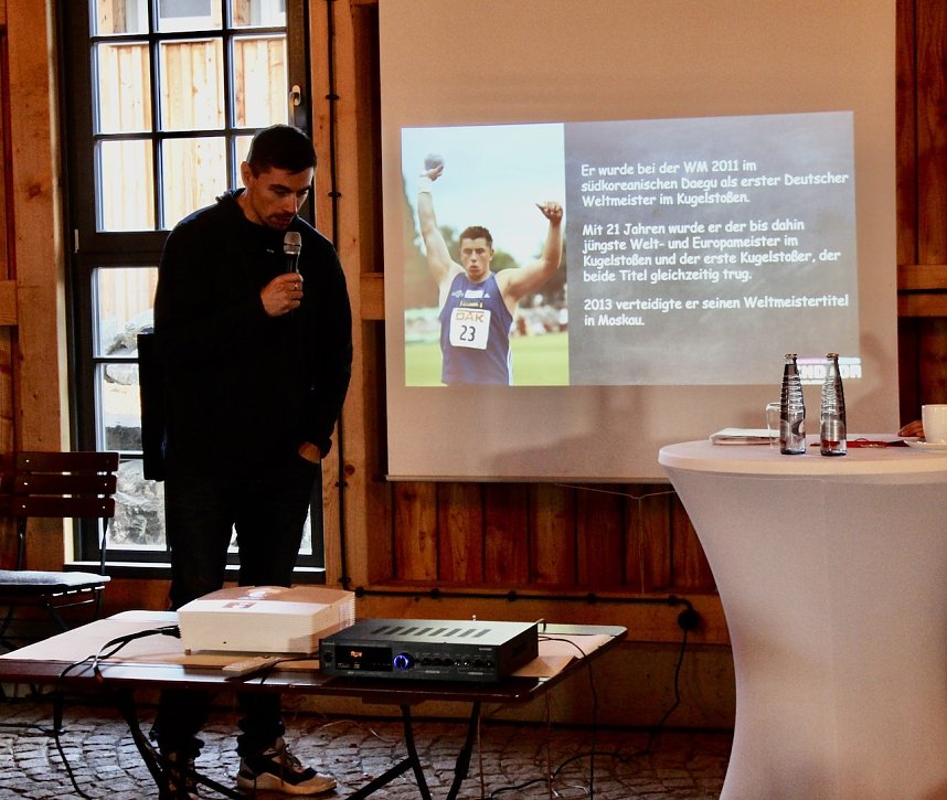 Weltmeister David Storl stellte sich den Fragen der Presse, am Fu&szlig;e des h&ouml;chsten Hexenbesen der Welt