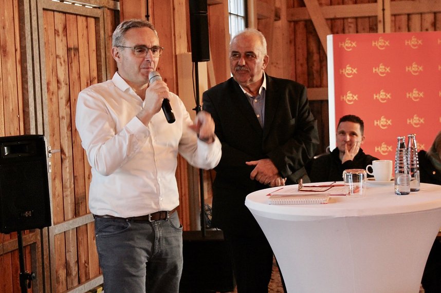 li. Gunnar Reuter (Gesch&auml;ftsf&uuml;hrer der Harzer Hexenreich GmbH); re. Werner H&uuml;tcher (Organisator des Kugelsto&szlig; Indoor in Nordhausen) 