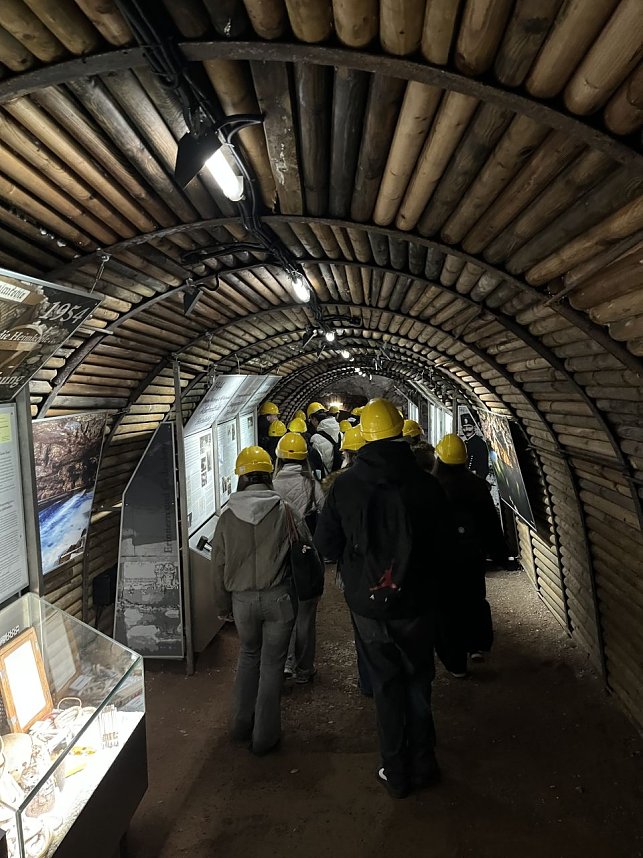 Die Sch&uuml;ler des Humboldt-Gymnasiums in der Heimkehle