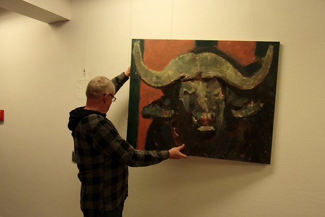 Peter Gen&szlig;ler bei der Vorbereitung seiner Ausstellung in der Kreissparkasse