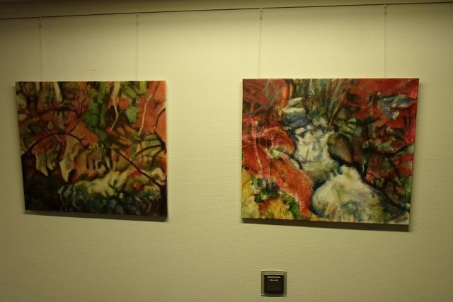 Peter Gen&szlig;ler bei der Vorbereitung seiner Ausstellung in der Kreissparkasse