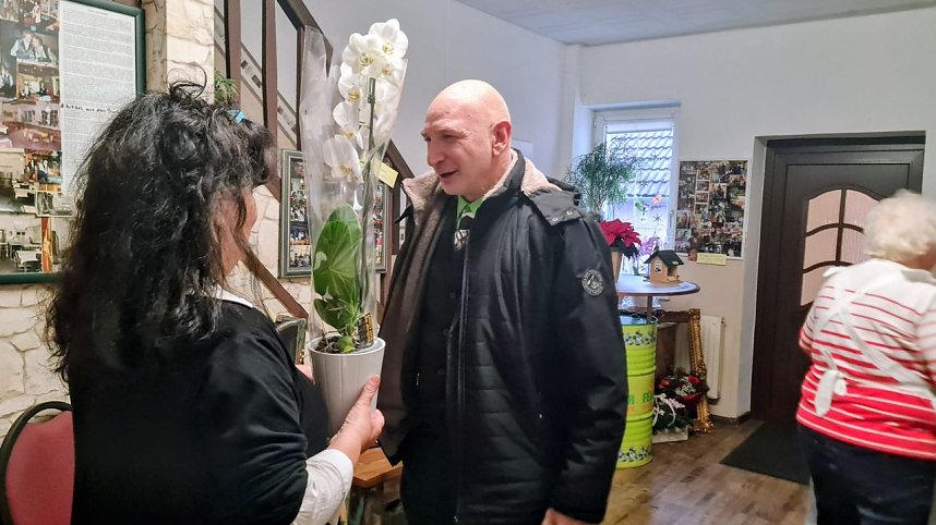 Chorleiter Sandy Nickel &uuml;berbringt Gl&uuml;ckw&uuml;nsche