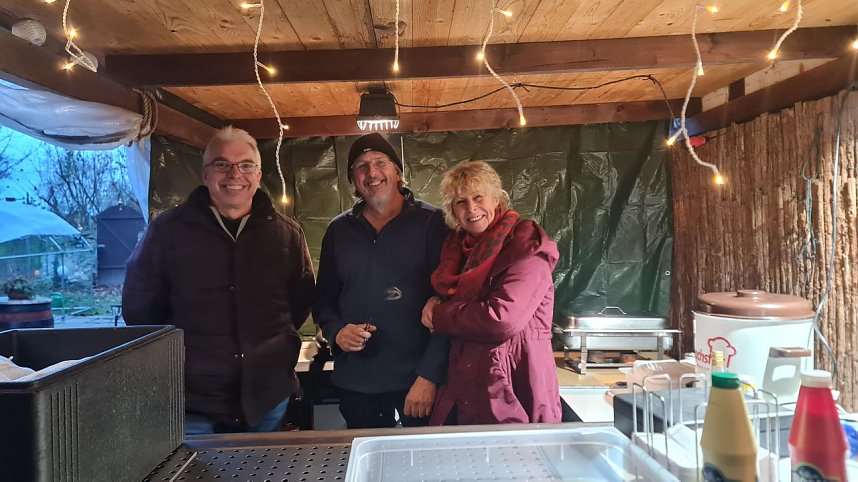 Es gab Gl&uuml;hwein und Bratwurst vom Grill 