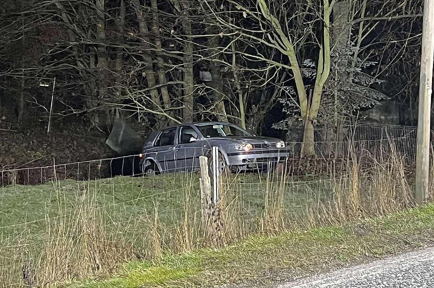 Unfallwagen landet in G&uuml;nzerode aus einer Weide