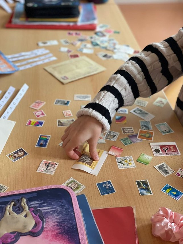 Junge Briefmarkensammler an der Brecht-Schule