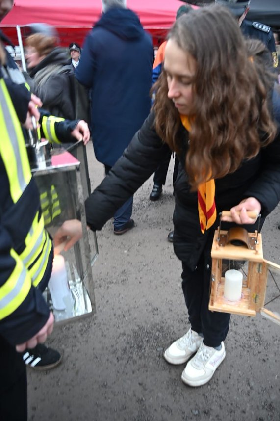Die Pfadfinder bei der &Uuml;bergabe des Friedenslichtes auf dem August-Bebel-Platz in Nordhausen