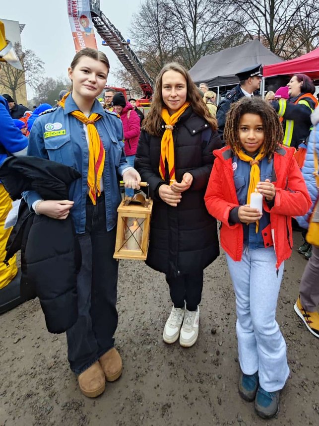 Die Pfadfinder bei der &Uuml;bergabe des Friedenslichtes auf dem August-Bebel-Platz in Nordhausen
