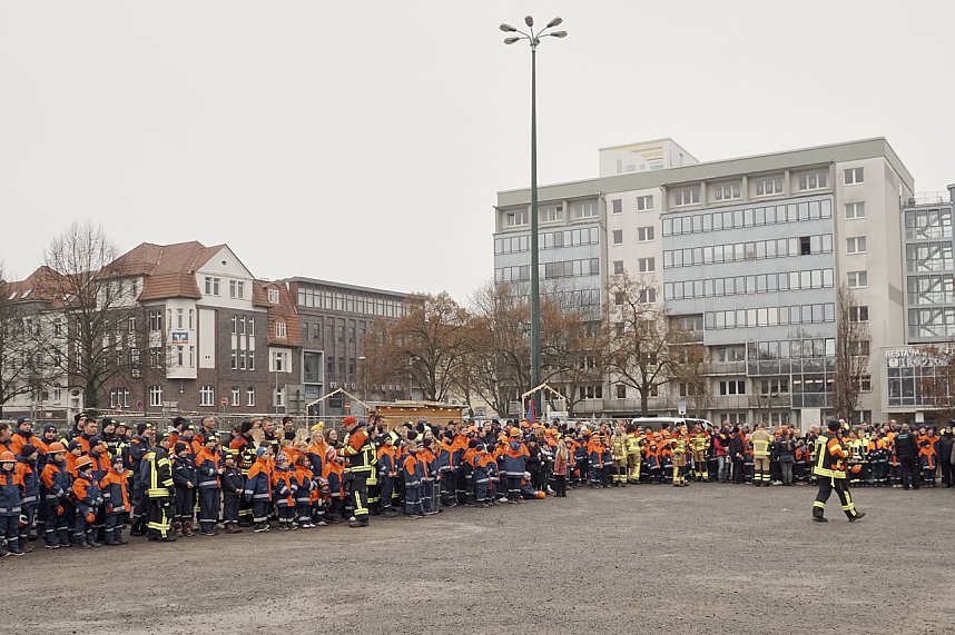 &Uuml;bergabe des Friedenslichts aus Bethlehem an die Kreisjugendfeuerwehren.