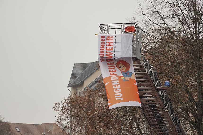 &Uuml;bergabe des Friedenslichts aus Bethlehem an die Kreisjugendfeuerwehren.