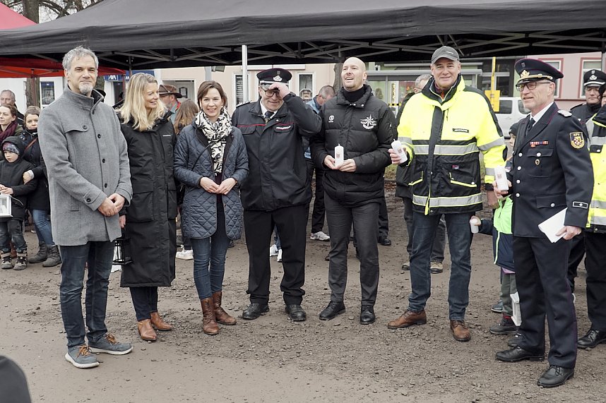 &Uuml;bergabe des Friedenslichts aus Bethlehem an die Kreisjugendfeuerwehren.