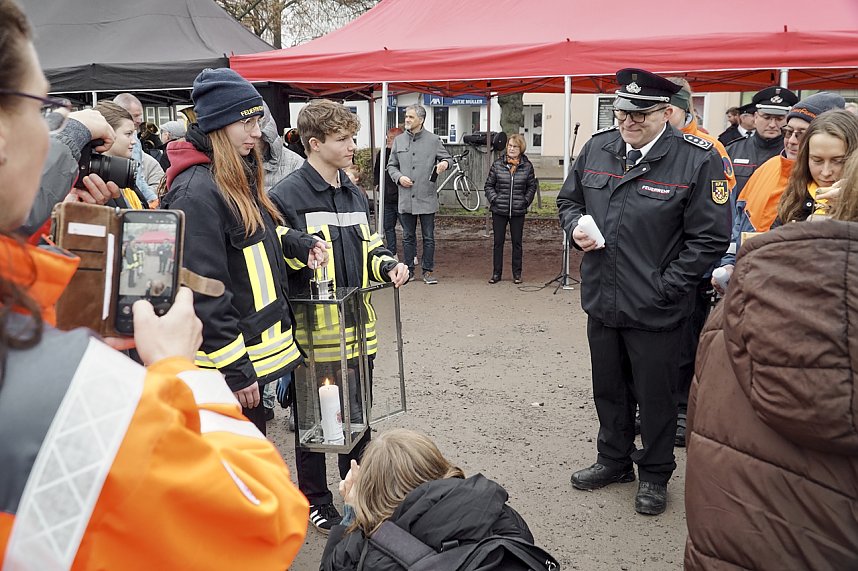 &Uuml;bergabe des Friedenslichts aus Bethlehem an die Kreisjugendfeuerwehren.