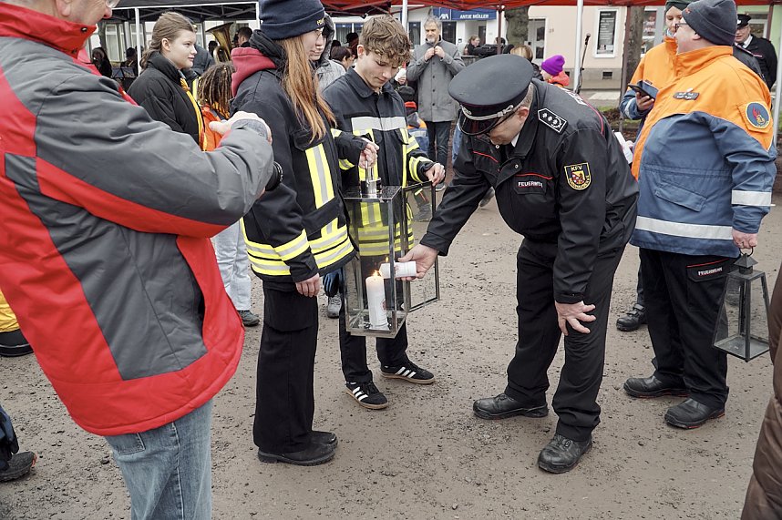 &Uuml;bergabe des Friedenslichts aus Bethlehem an die Kreisjugendfeuerwehren.