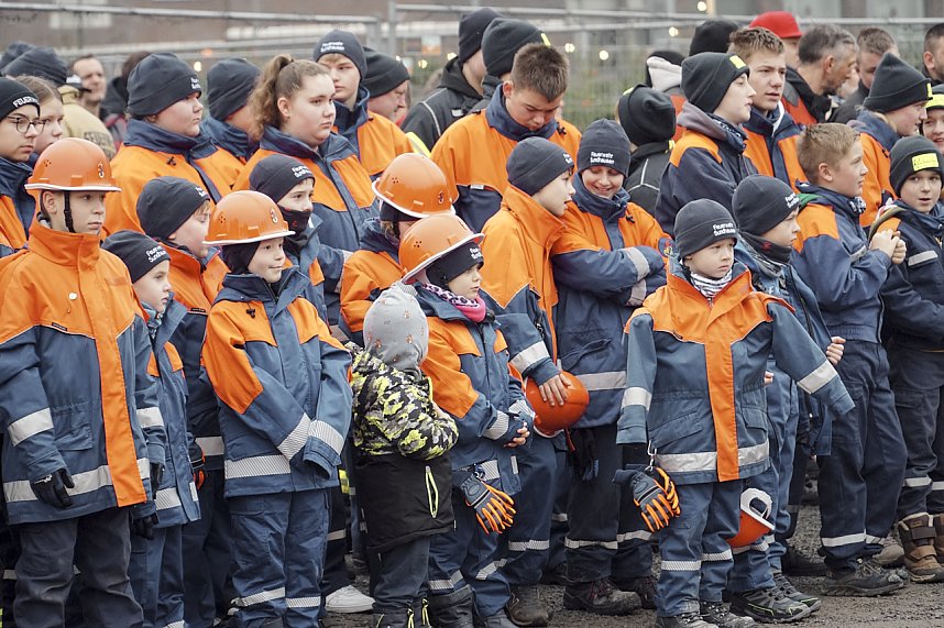 &Uuml;bergabe des Friedenslichts aus Bethlehem an die Kreisjugendfeuerwehren.