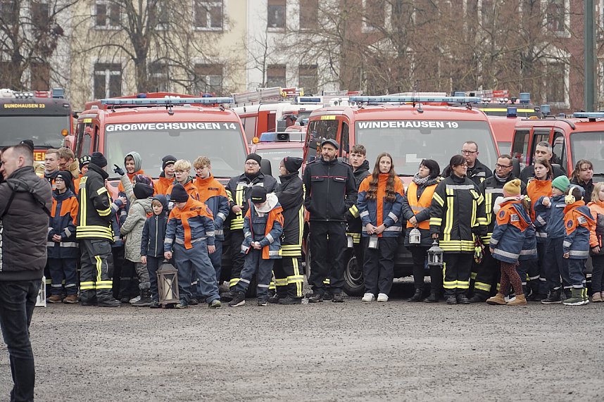 &Uuml;bergabe des Friedenslichts aus Bethlehem an die Kreisjugendfeuerwehren.