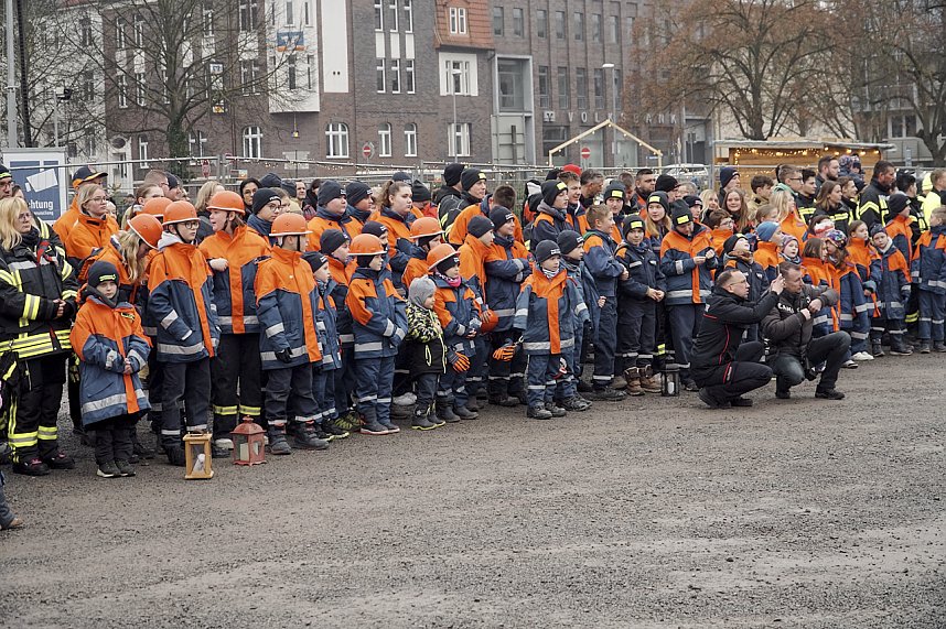 &Uuml;bergabe des Friedenslichts aus Bethlehem an die Kreisjugendfeuerwehren.