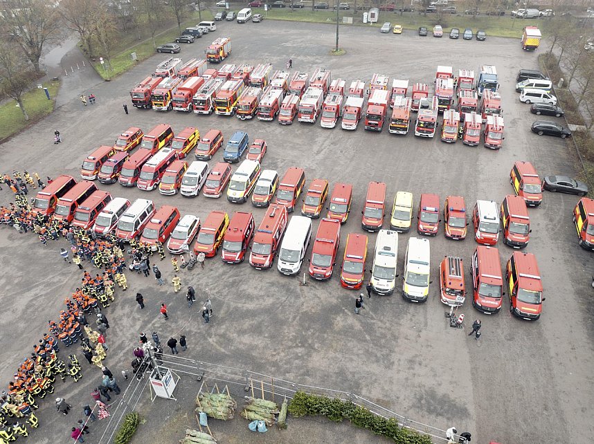 &Uuml;bergabe des Friedenslichts aus Bethlehem an die Kreisjugendfeuerwehren.