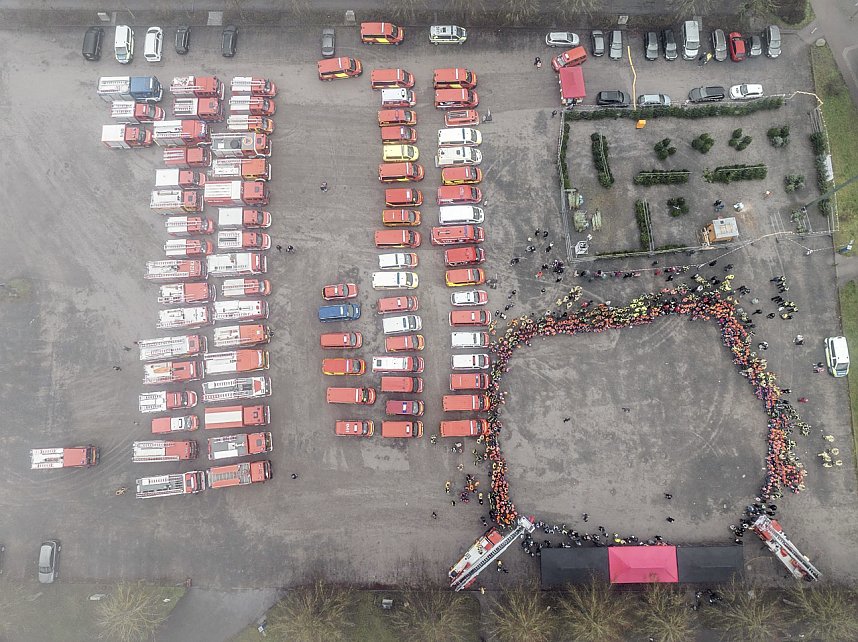 &Uuml;bergabe des Friedenslichts aus Bethlehem an die Kreisjugendfeuerwehren.