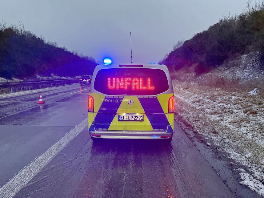Bei Winterwetter zu schnell unterwegs: Unfall auf der A38