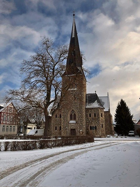 Die Kirche in Niedersachswerfen im Winterkleid.
